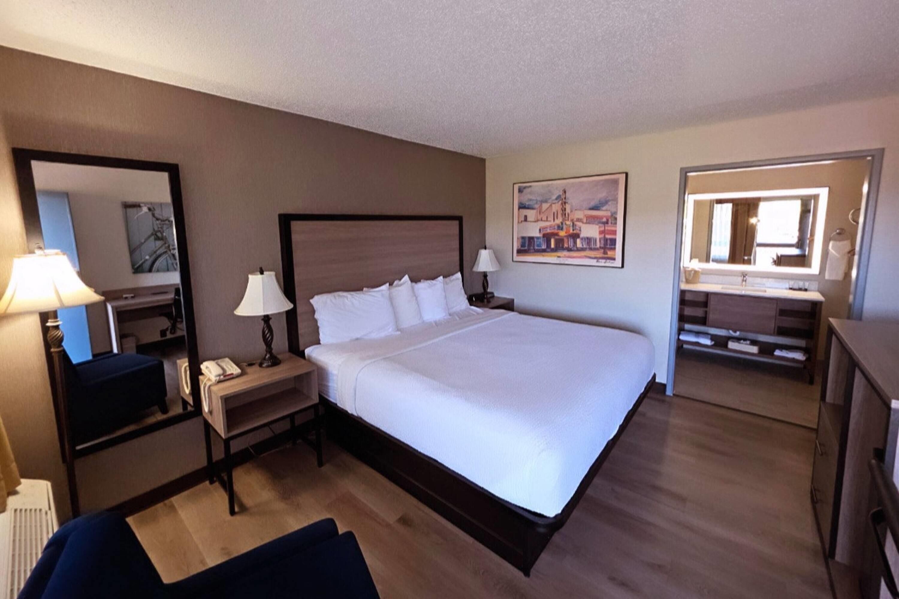 Escritorio, espacio para trabajar con laptop y insonorización 