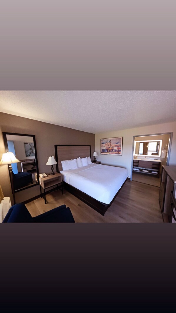 Escritorio, espacio para trabajar con laptop y insonorización 