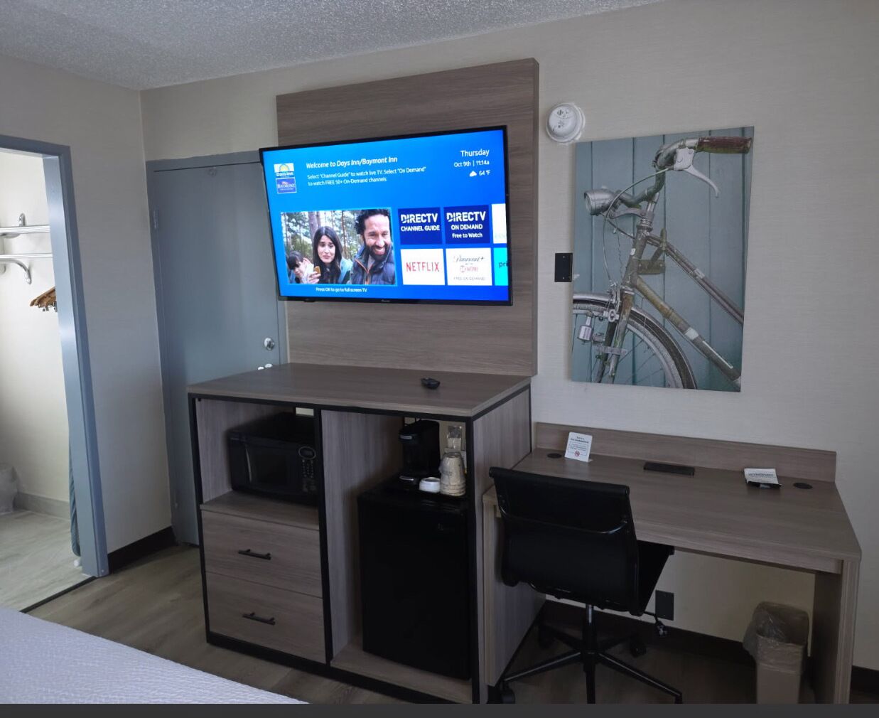 Bàn, khu vực làm việc phù hợp cho laptop, phòng cách âm 