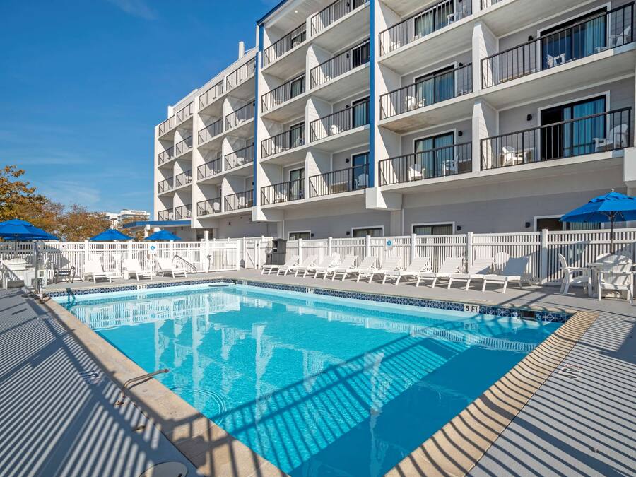 Piscina externa sazonal, funciona das 9h às 21h, guarda-sóis