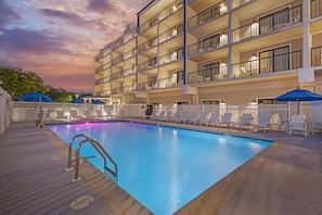 Seasonal outdoor pool, open 9:00 AM to 9:00 PM, pool umbrellas - Best Western Plus Ocean City (Ocean City)