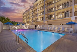 Una piscina al aire libre de temporada (de 09:00 a 21:00), sombrillas