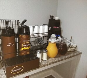 Free daily full breakfast - Ramada by Wyndham Henderson/Evansville (Henderson)