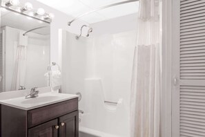 Banheira de imersão, ducha de hidromassagem, produtos de toalete grátis 