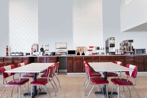 Café da manhã completo grátis todos os dias
