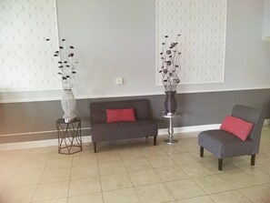 Lobby sitting area - Ramada by Wyndham Henderson/Evansville (Henderson)