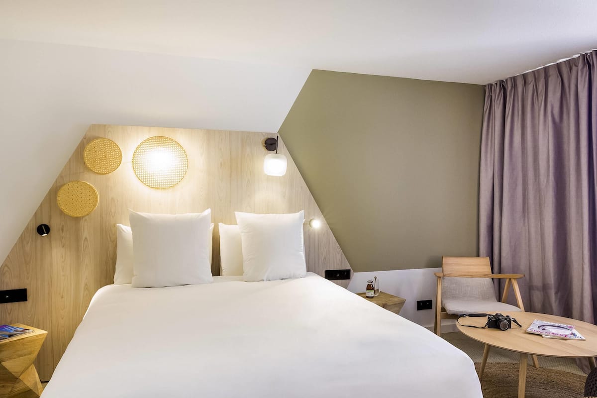 Privilege, Room, 1 Double Bed | Minibar, desk, blackout drapes, soundproofing