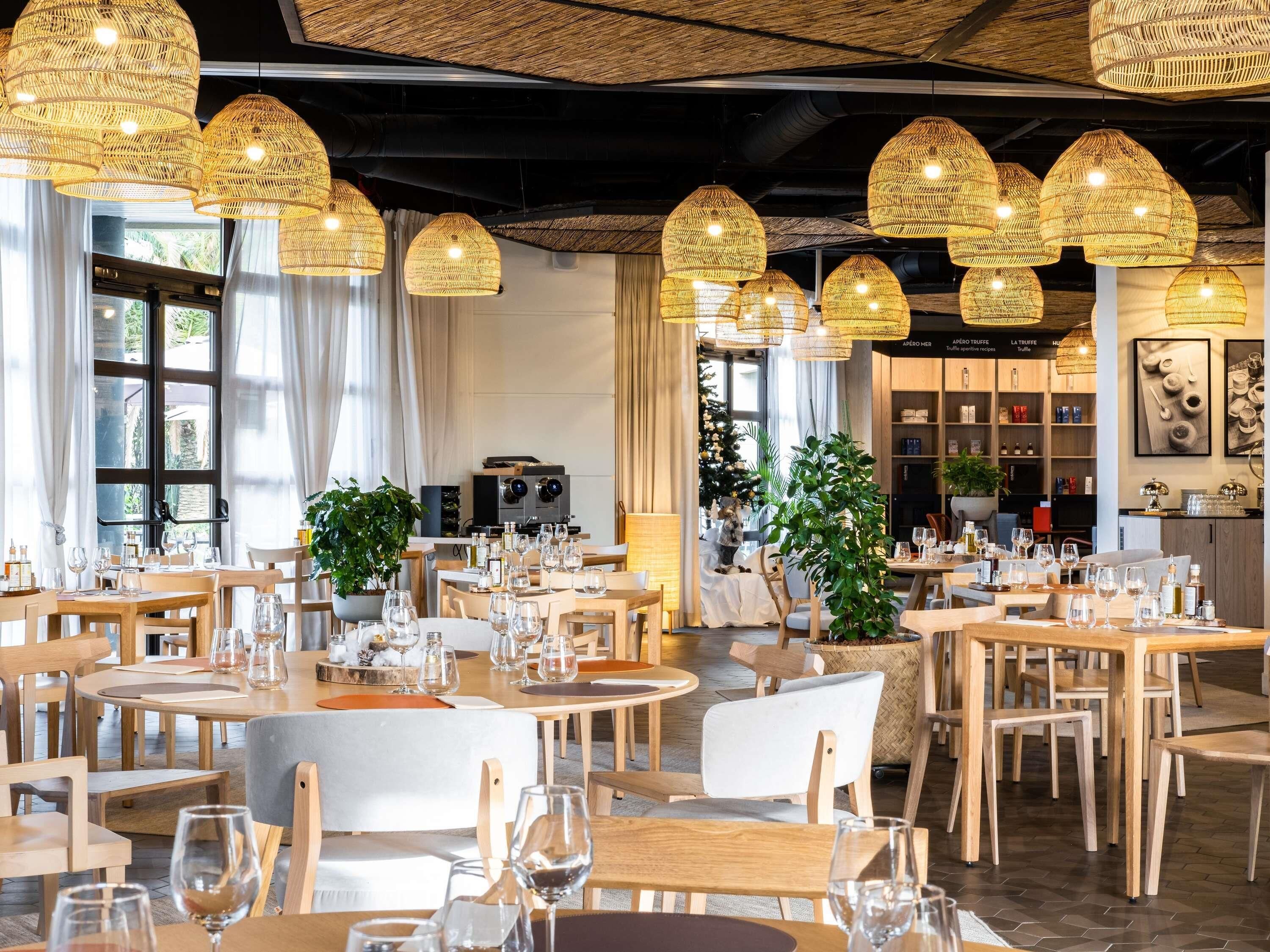 Petit déjeuner, déjeuner et dîner servis sur place