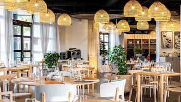 Petit déjeuner, déjeuner et dîner servis sur place