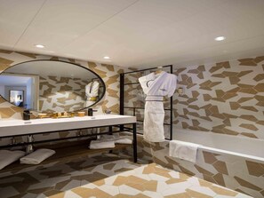 Room, Multiple Beds (Privilege) | Minibar, desk, blackout drapes, soundproofing - Mercure Cannes Mandelieu (Mandelieu-La-Napoule)