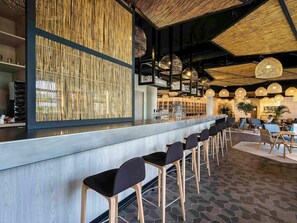 Nhìn ra hồ bơi, mở cửa một số ngày 