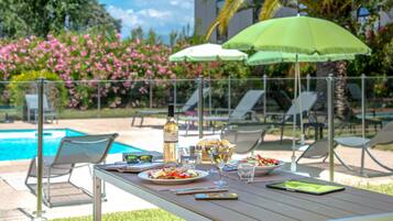 Hồ bơi ngoài trời phục vụ theo mùa, dù/ô trên bãi biển/hồ bơi