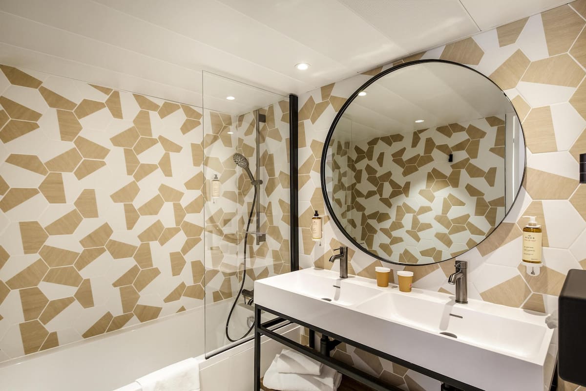 Minibar, escriptori, cortines opaques i habitacions insonoritzades