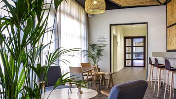 Se sirven desayunos y almuerzos; cocina francesa; con vista a la piscina