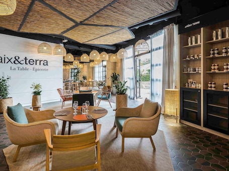 Serviço de café da manhã, culinária francesa, vistas para a piscina . Mercure Cannes Mandelieu