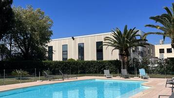 Piscina externa sazonal, funciona das 9h às 20h, guarda-sóis