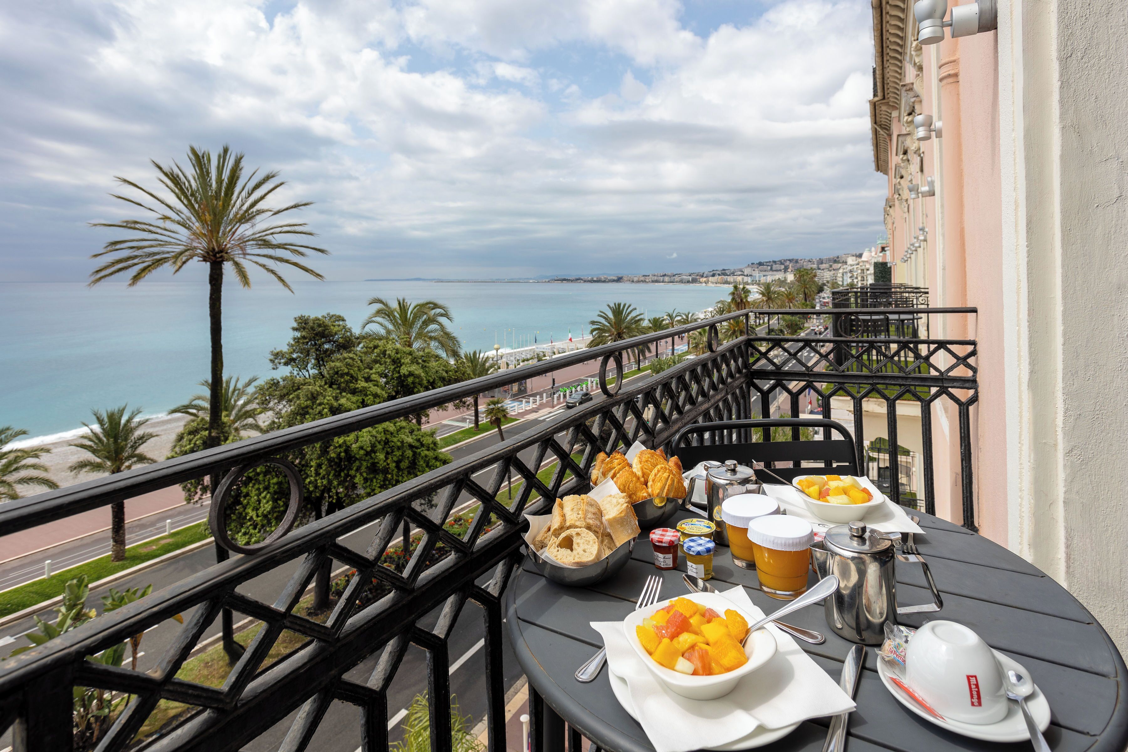 Petit déjeuner buffet servi tous les jours en supplément