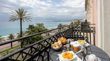 Petit déjeuner buffet servi tous les jours en supplément