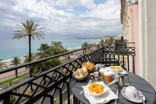 Petit déjeuner buffet servi tous les jours en supplément