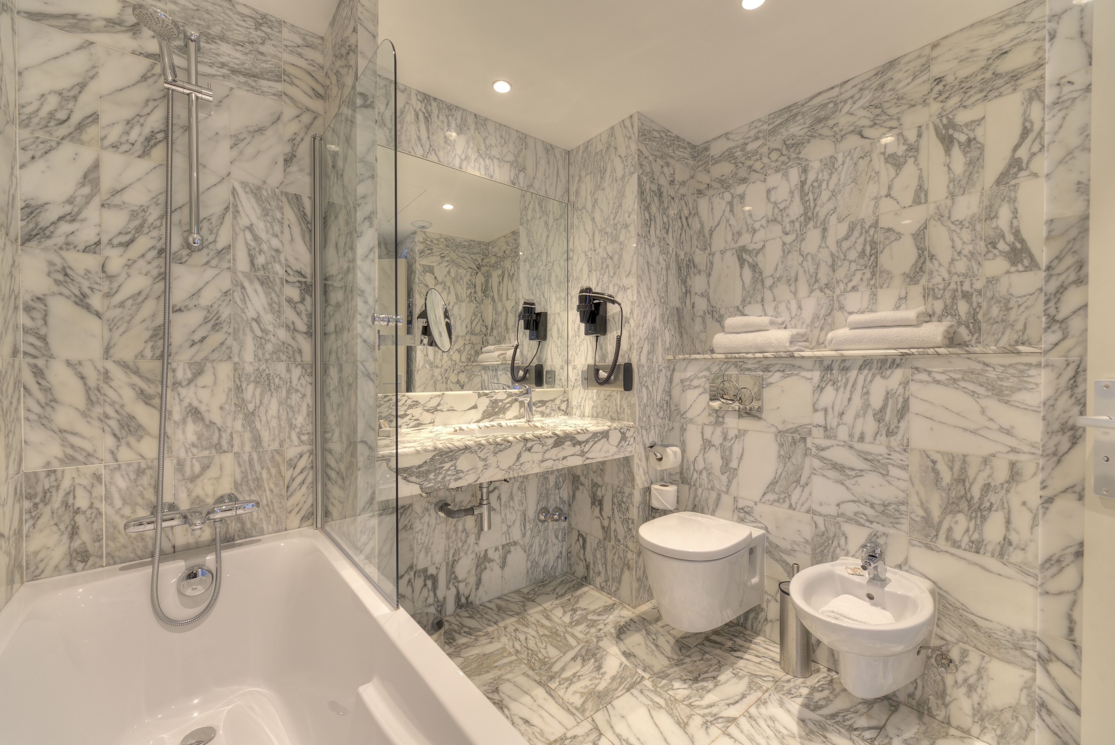 superior room, sea view | bathroom | combined shower/bathtub, free toiletries, hair dryer, towels