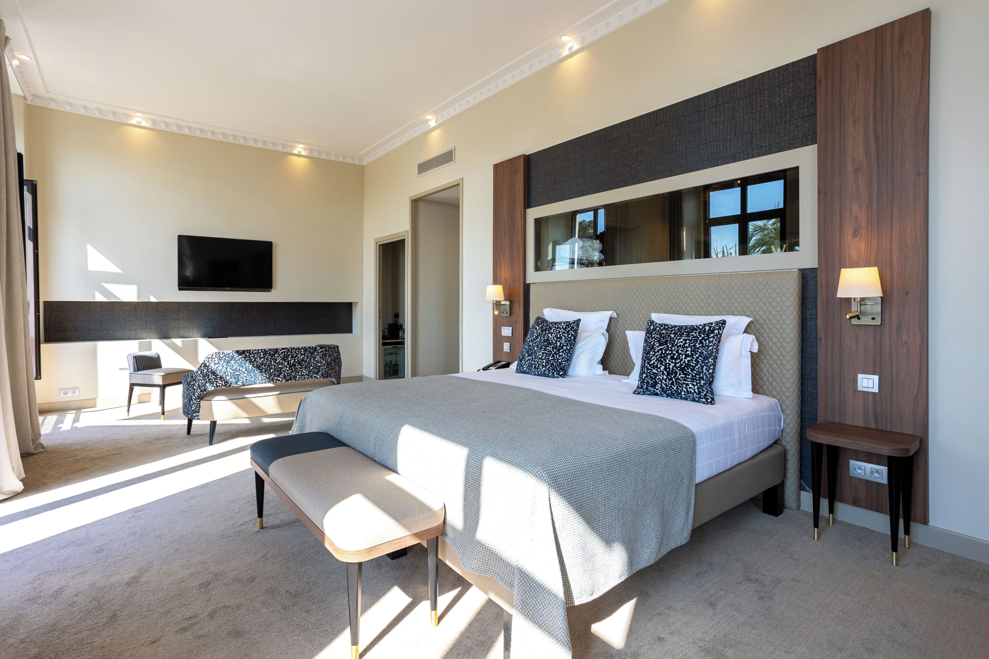 Ropa de cama de alta calidad y minibar 