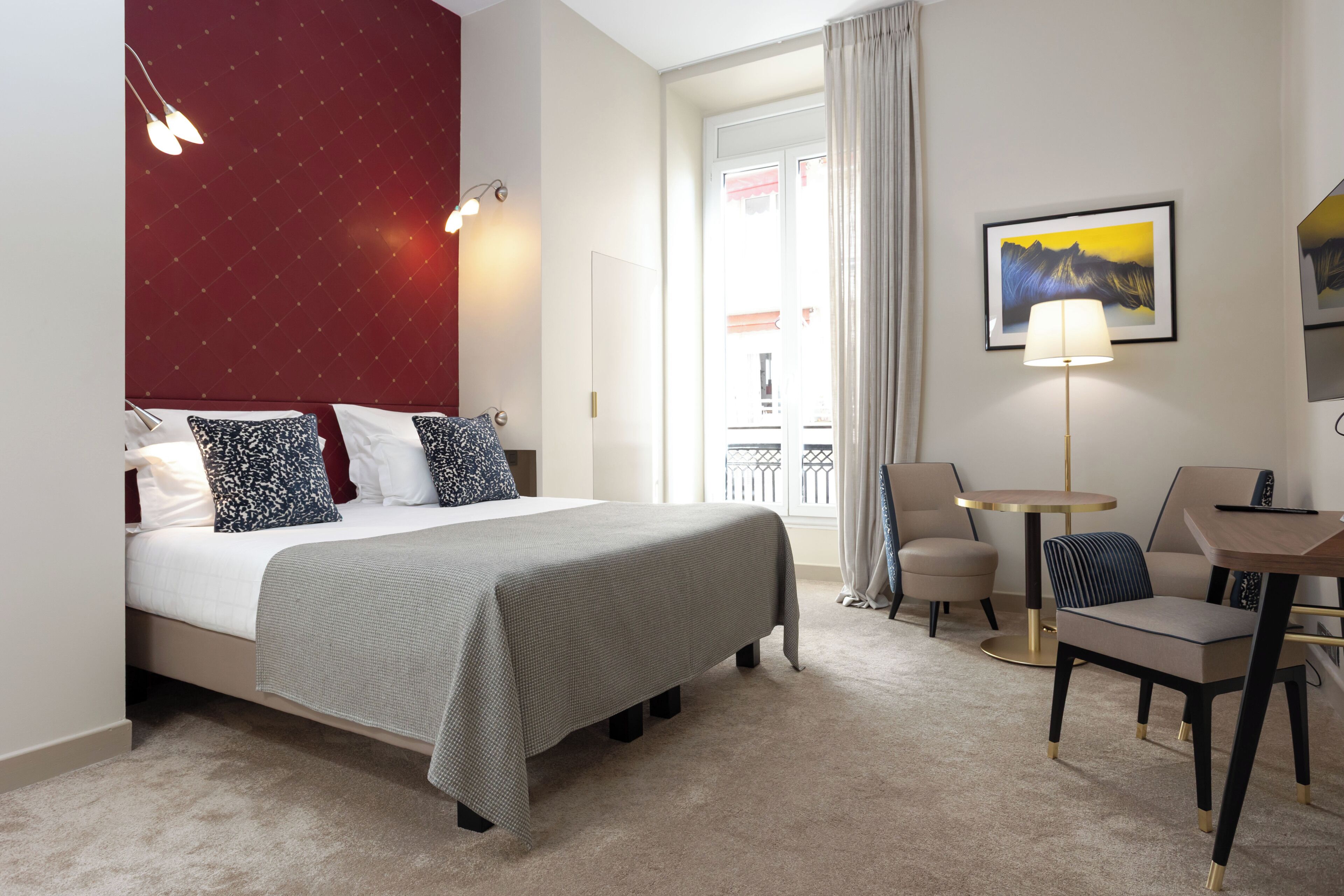 Habitación superior, vista a la ciudad | Ropa de cama de alta calidad y minibar 