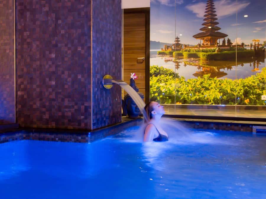 Un sauna, una bañera de hidromasaje, baño turco/hammam