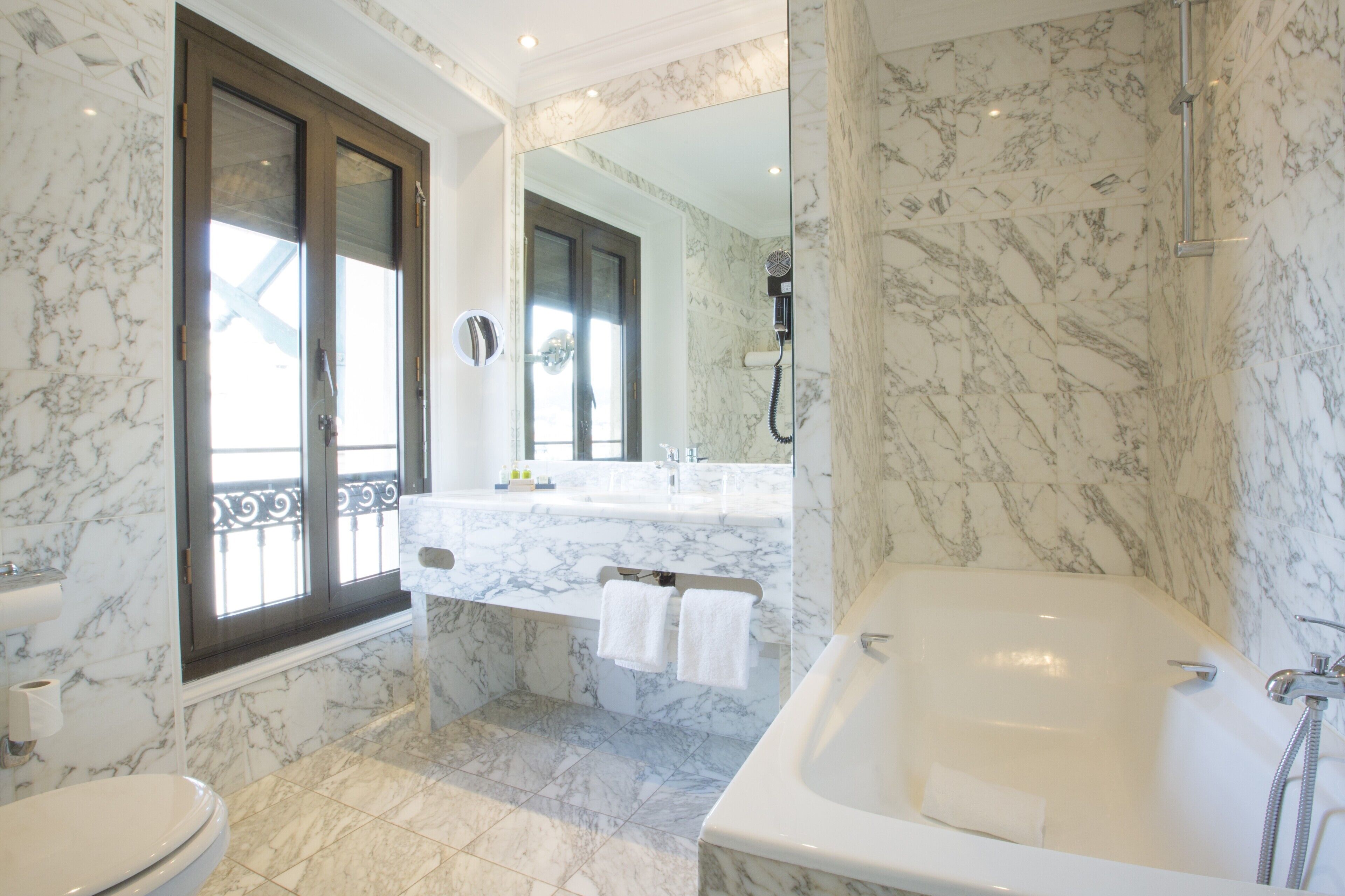 superior room, city view | bathroom | combined shower/bathtub, free toiletries, hair dryer, towels