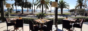 Se sirven desayunos, comidas y cocina francesa con vista a la playa