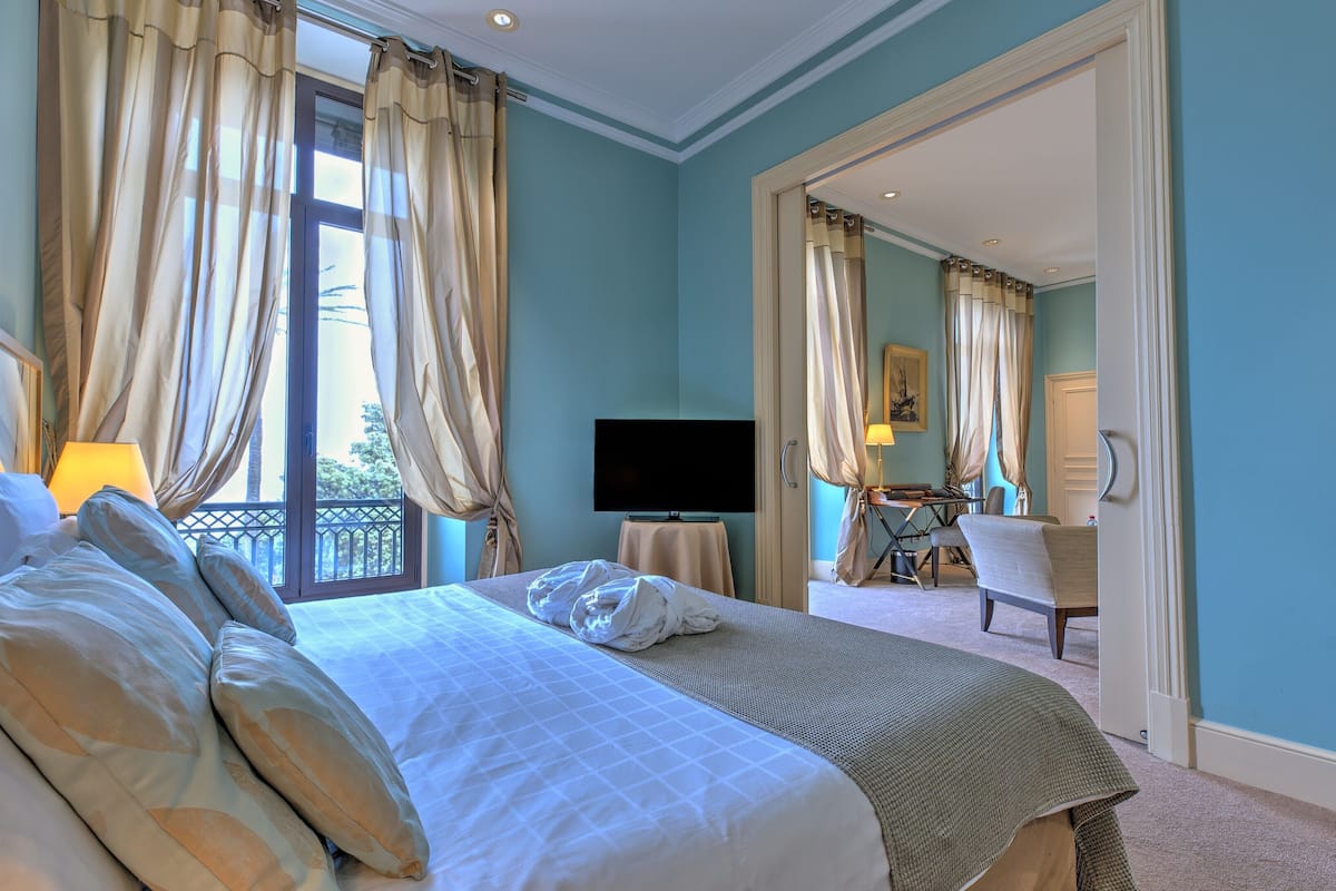 Suite, Sea View | Premium bedding, minibar, in-room safe, desk