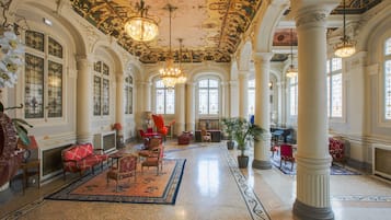 Coin salon dans le hall