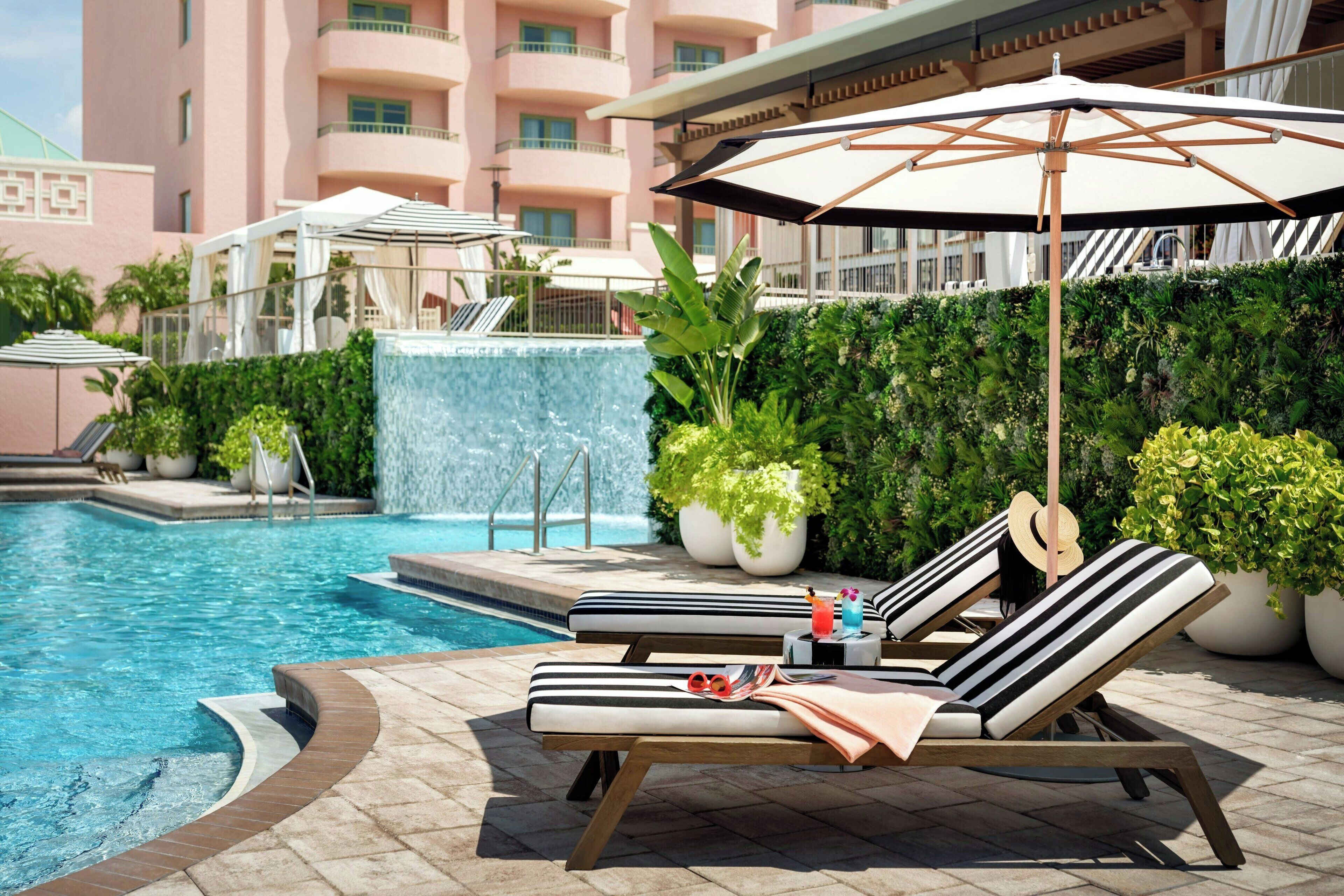 2 من حمّامات السباحة الخارجية، كبائن (بتكلفة إضافية)