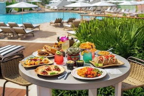 2 albercas al aire libre y camas balinesas (con cargo)