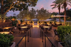 6 restaurants, breakfast, lunch, dinner served; American cuisine 