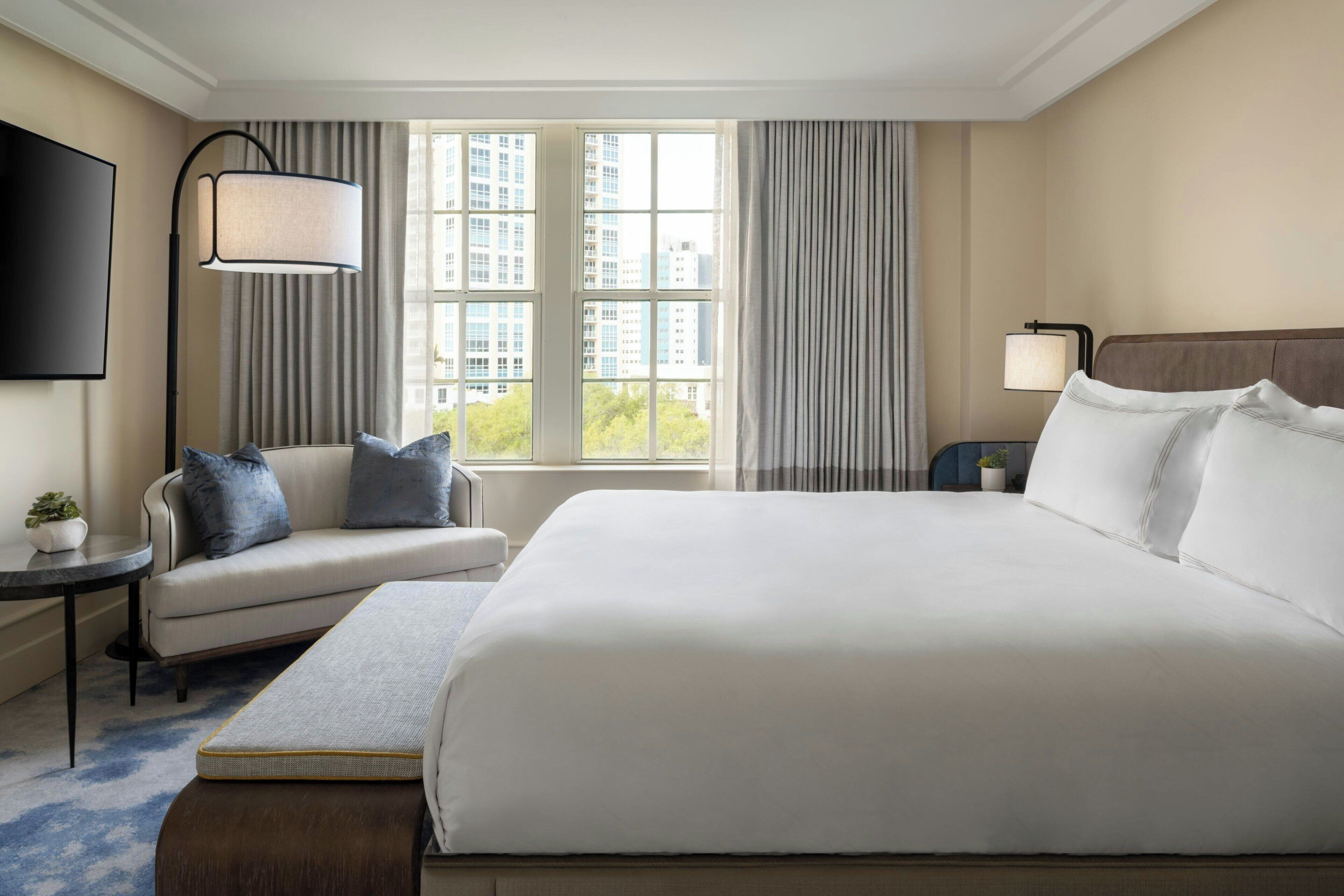 高档床上用品、加厚床垫、客房内保险箱、笔记本电脑工作区