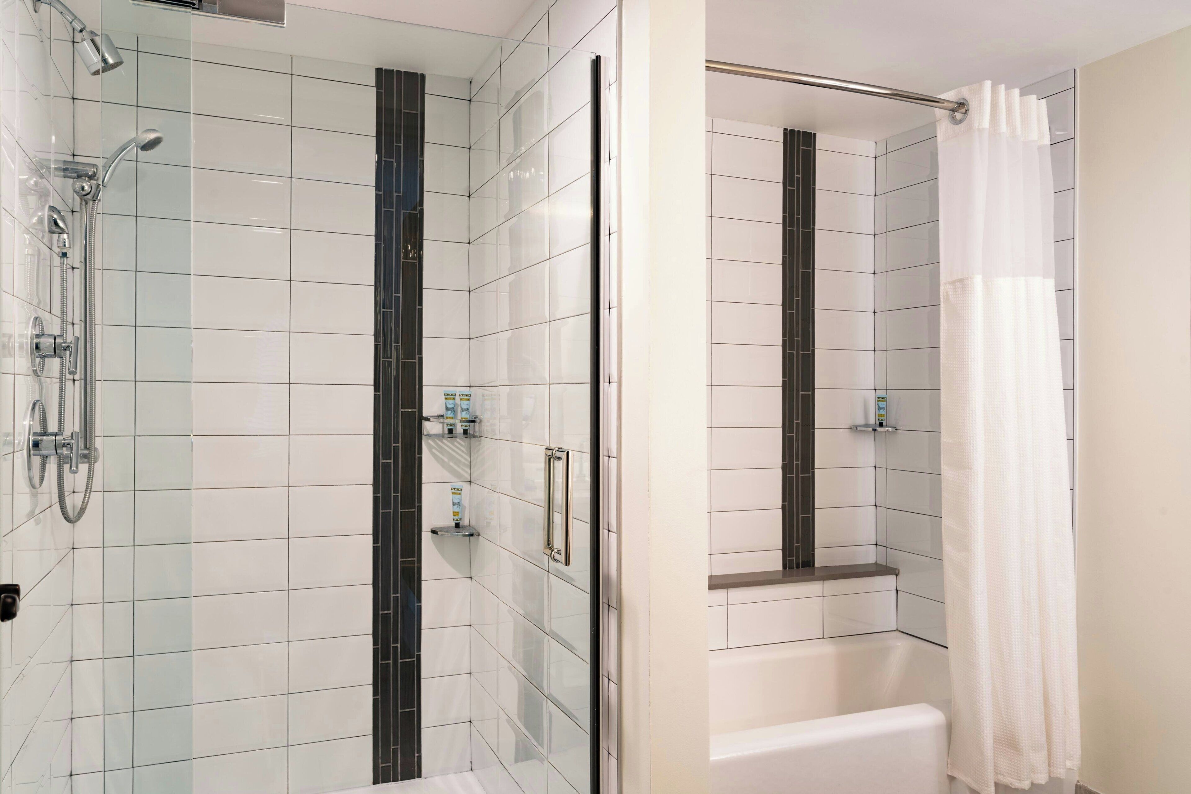 Un bagno moderno con cabina doccia in vetro, una vasca da bagno separata e porta doccia in vetro.