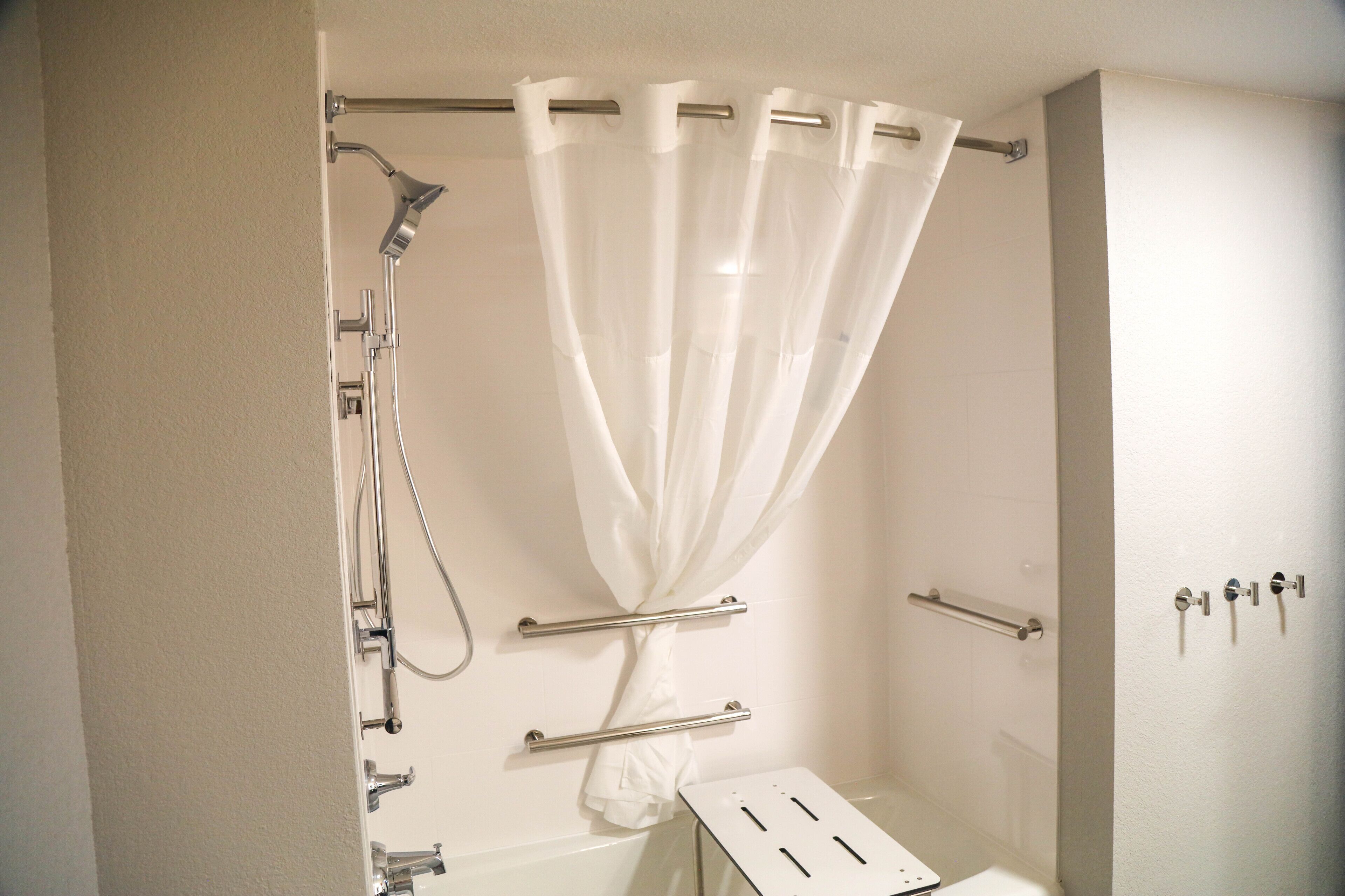 Combined shower/tub, free toiletries, hair dryer, towels