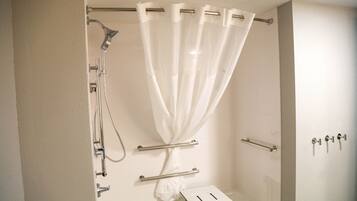 Een bad/douchecombinatie, gratis toiletartikelen, een haardroger