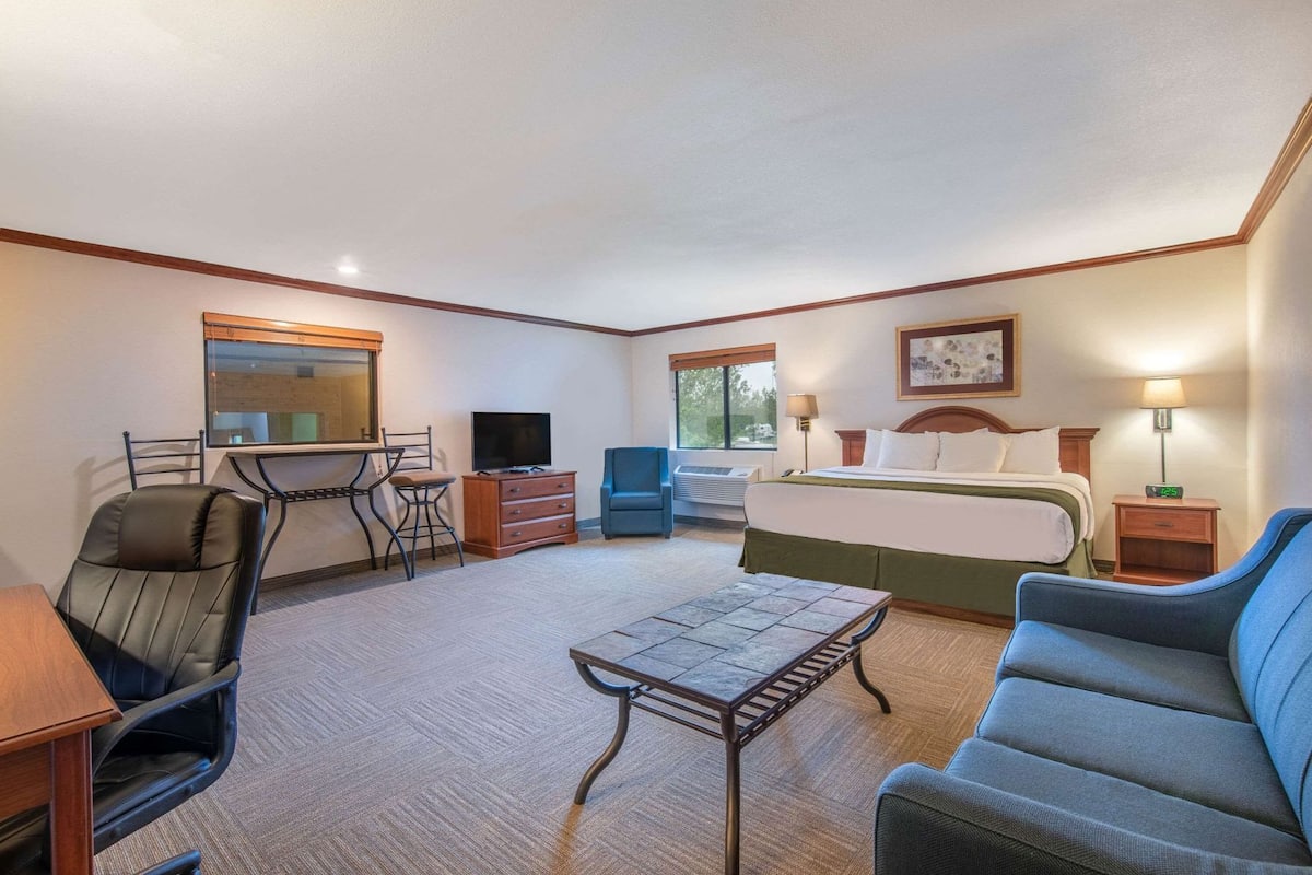 Individually decorated, individually furnished, desk