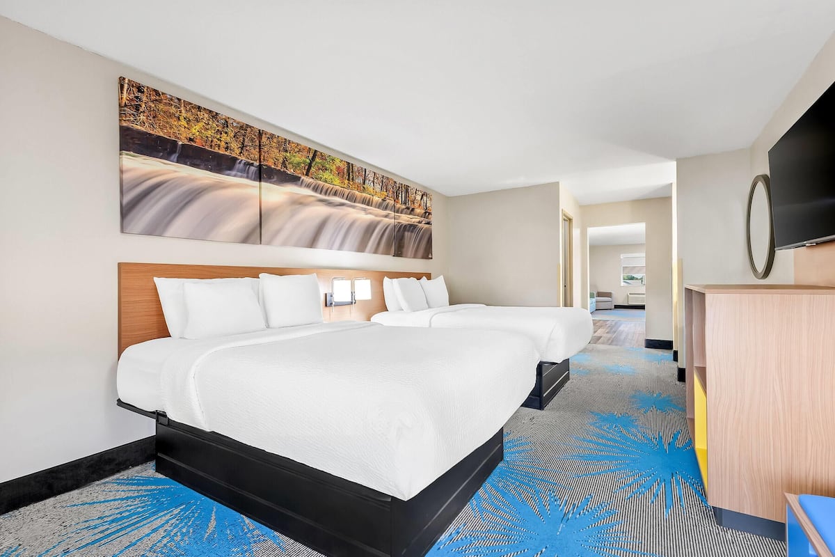 Suite, 2 Queen Beds, Non Smoking