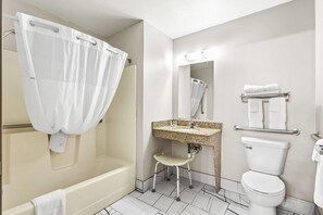 Chambre Standard, 1 grand lit, accessible aux personnes à mobilité réduite | Salle de bain
