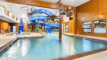 Inomhuspool med öppettider 08.00 till 22.00, och solstolar