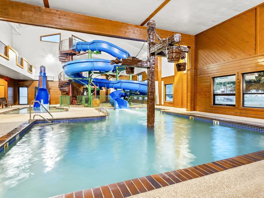 Una piscina techada, sillones reclinables de piscina