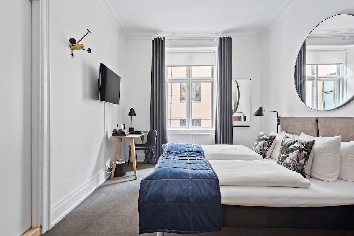 standard room, 1 queen bed, non smoking | 1 bedroom, in-room safe, laptop workspace, blackout curtains