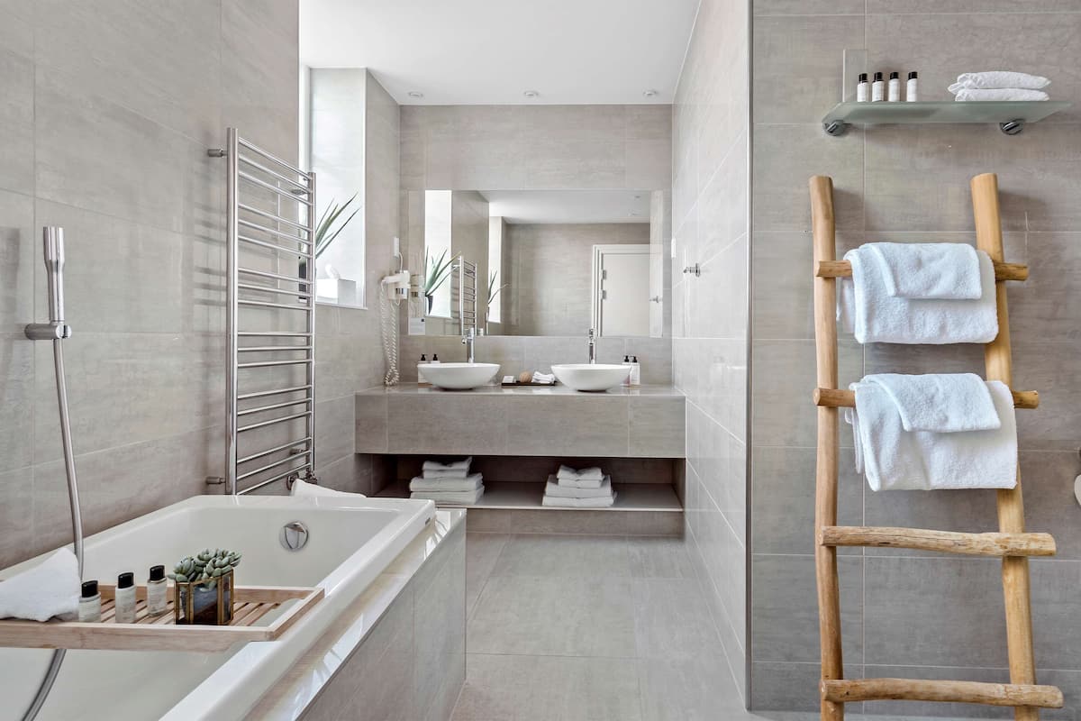 suite, 1 king bed, non smoking | 1 bedroom, in-room safe, laptop workspace, blackout curtains