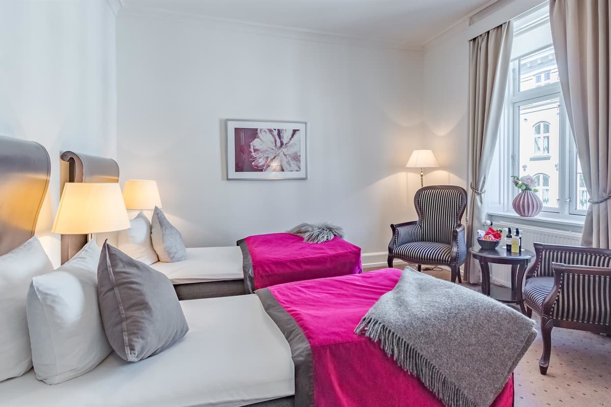 Standaard kamer, 2 eenpersoonsbedden, niet-roken | Een kluis op de kamer, een laptopwerkplek, verduisterende gordijnen