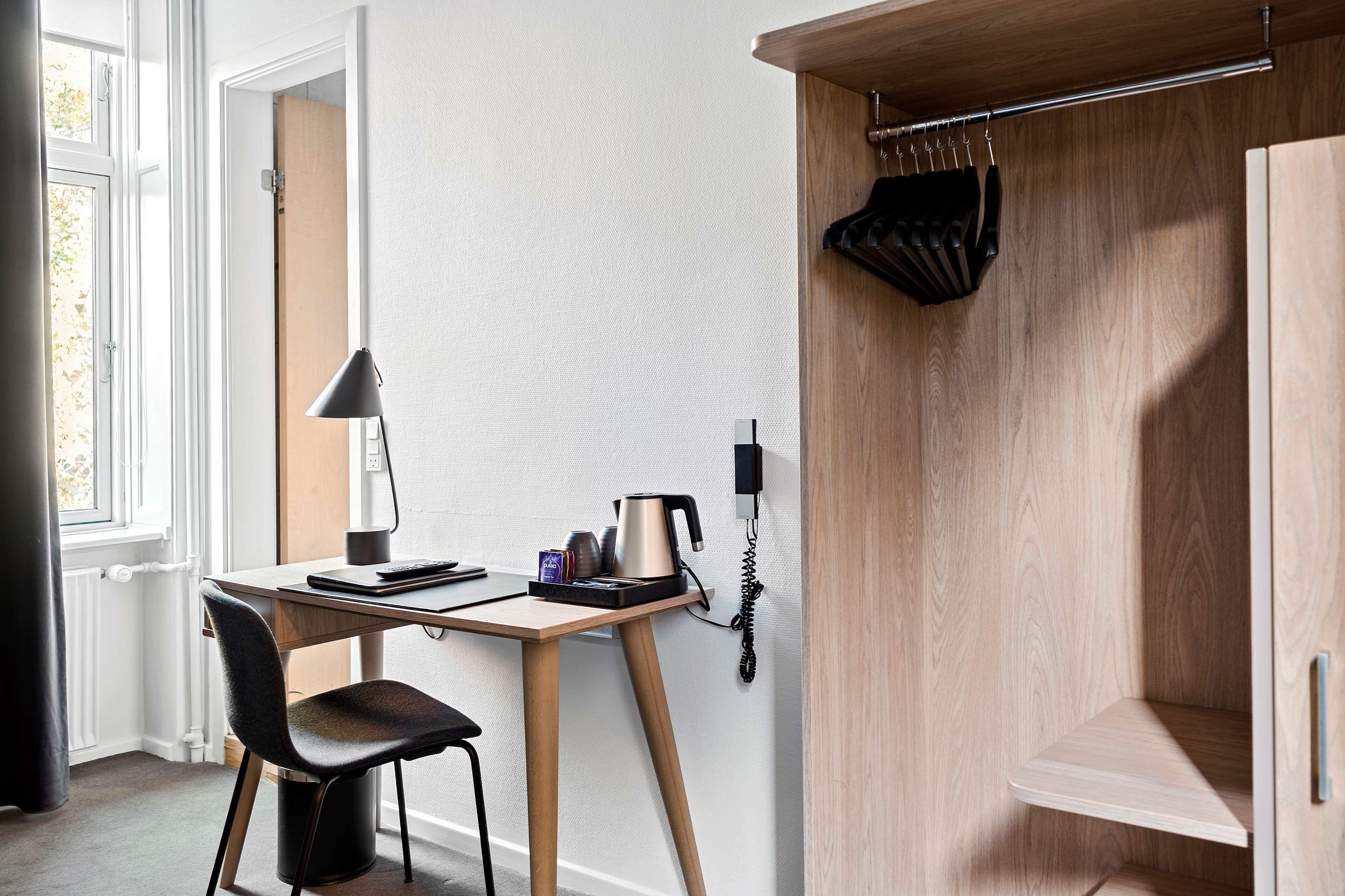 standard room, 1 single bed, non smoking | 1 bedroom, in-room safe, laptop workspace, blackout curtains