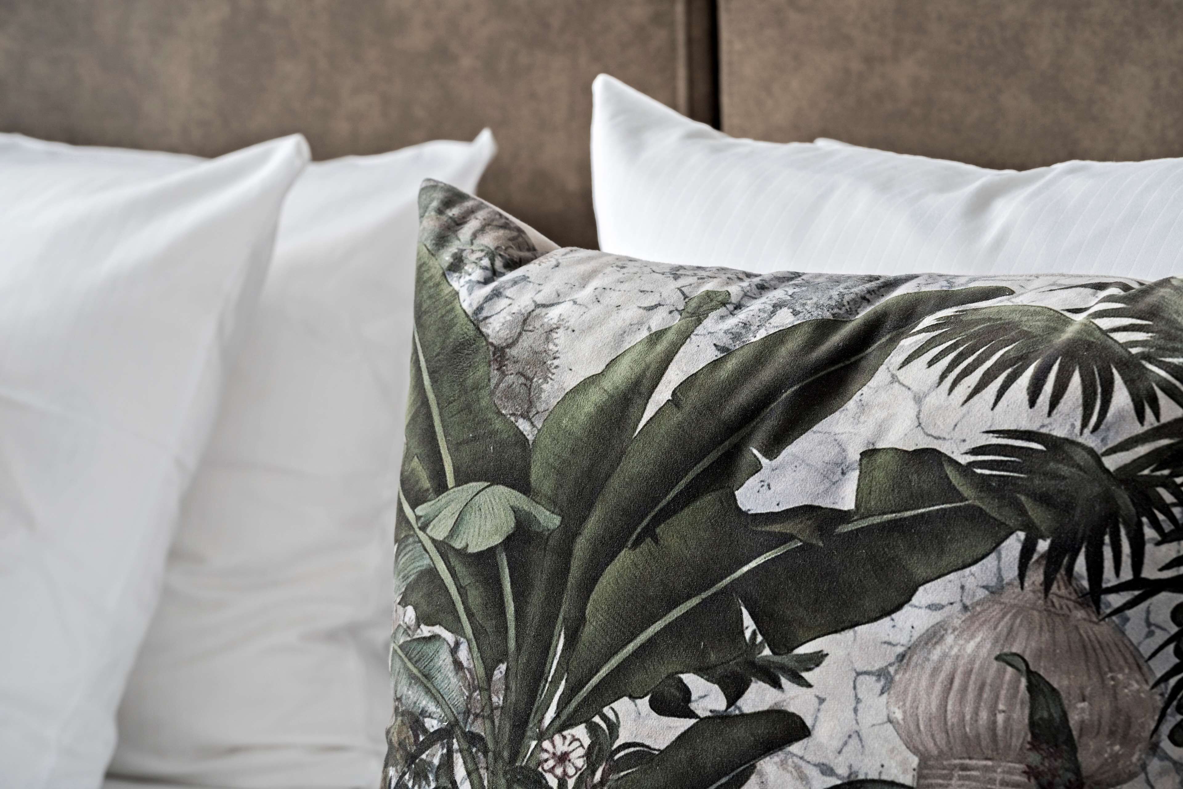 standard room, 1 queen bed, non smoking | 1 bedroom, in-room safe, laptop workspace, blackout curtains