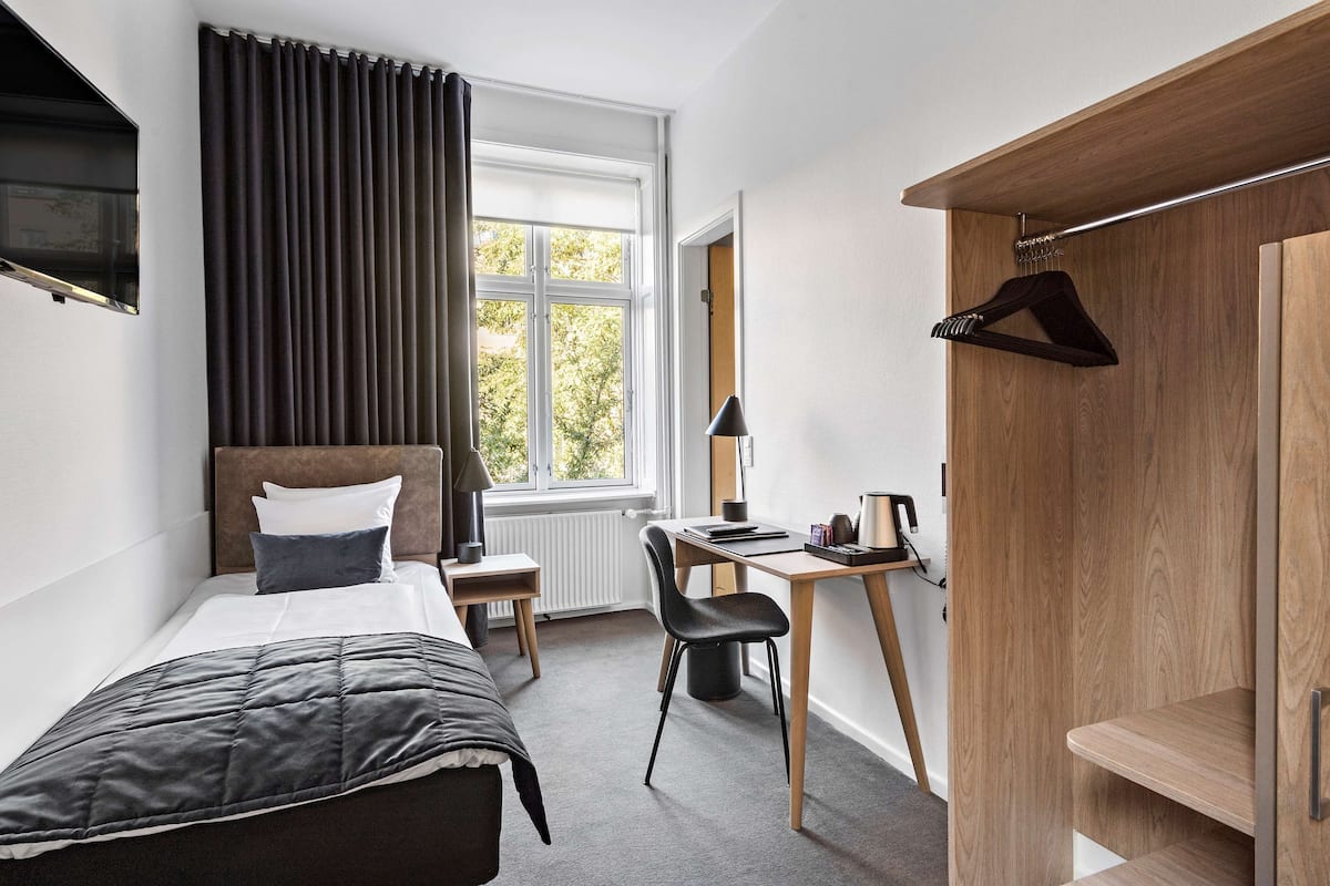 Standaard kamer, 1 eenpersoonsbed, niet-roken | Een kluis op de kamer, een laptopwerkplek, verduisterende gordijnen