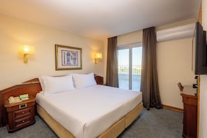 Superior Twin Room, Terrace | Minibar, desk, blackout drapes, soundproofing - SANA Rex Hotel (Lisbon)